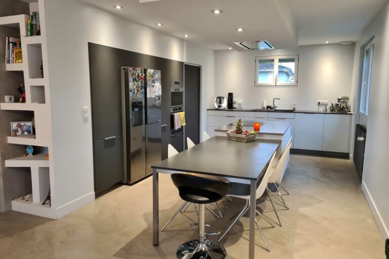Opter pour une cuisine sur-mesure dans une rénovation permet de maximiser chaque m² et d'adapter parfaitement son espace. Découvrez les avantages d'une cuisine pensée pour vous.